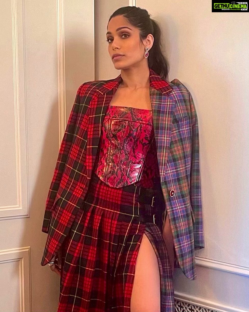 Freida Pinto Instagram - Day 2 done! 48 hrs till @mrmalcolmslist comes out…