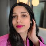 Freida Pinto Instagram - A bathtub moment for @mrmalcolmslist press thanks to @erinwalshstyle!