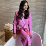 Freida Pinto Instagram - A bathtub moment for @mrmalcolmslist press thanks to @erinwalshstyle!