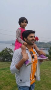 Ganesh Venkatraman Instagram - Sam'iyum Naanum..!!😍😍😍❤️🥰 Happy Father's Day to all the amazing dads out there🤩😊 

#fathersday #fathersday2022
#abhiyumnaanumreloaded 
#fatherdaughter #daddaughter #daughterlove #appa #abhiyumnaanum #reelit