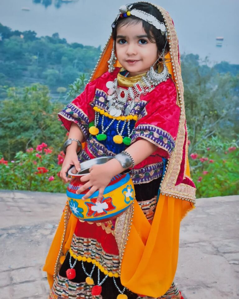 Ganesh Venkatraman Instagram - Meet the UDAIPUR PRINCESS Samaira 😍❤️❤️ How adorable is she?😘😘😘 #udaipur #princess #muchkin #daddydaughter #daughterlove #loveyou #samairaganesh