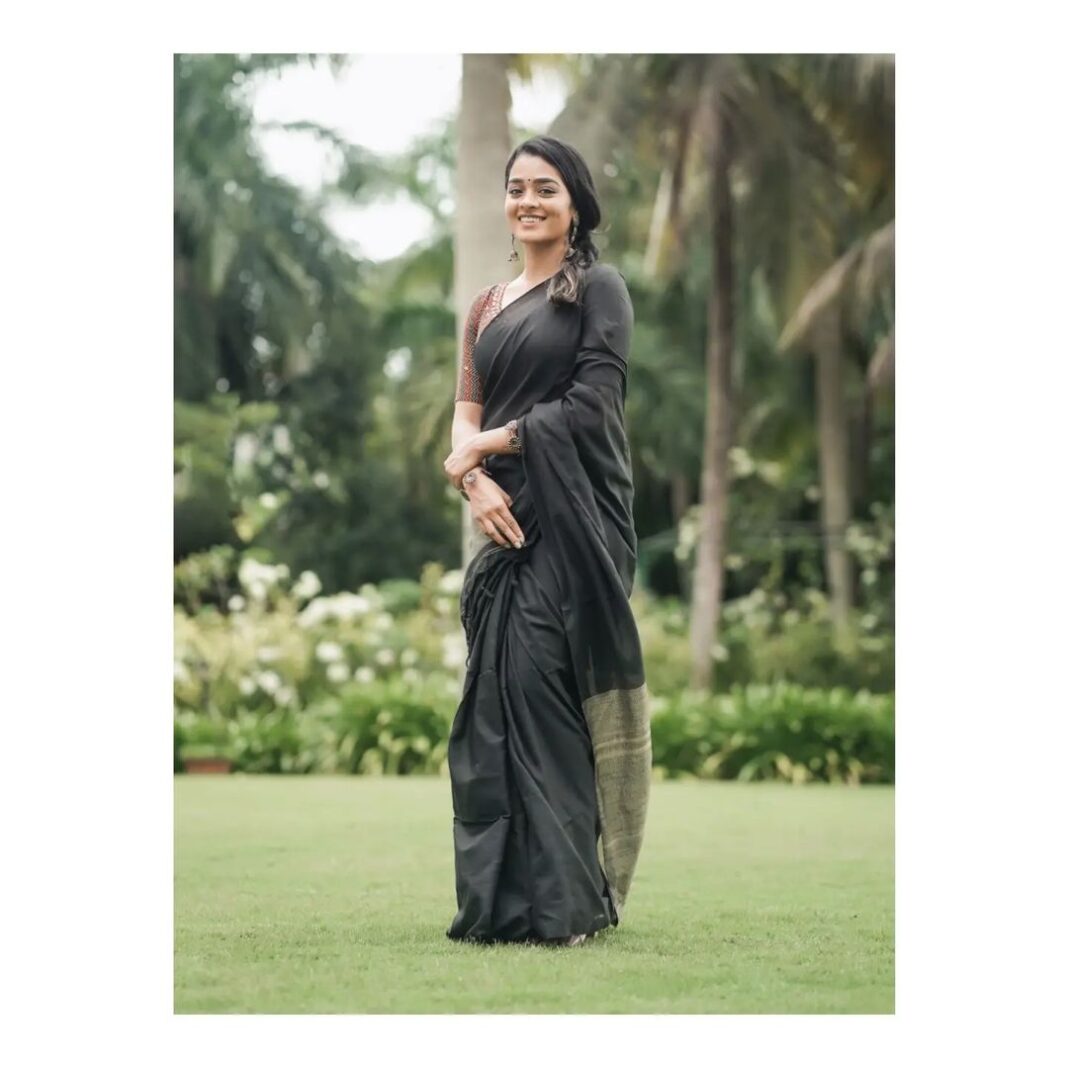 Gayathrie Instagram - For #maamanithan promotions in Kochi! . . Wearing @devraagh Wardrobe consultant @styled_by_arundev Photographed by @unnisurendran . . #maamanithanfromjune24 #maamanithan #gayathrieshankar #gayathrie #kollywood