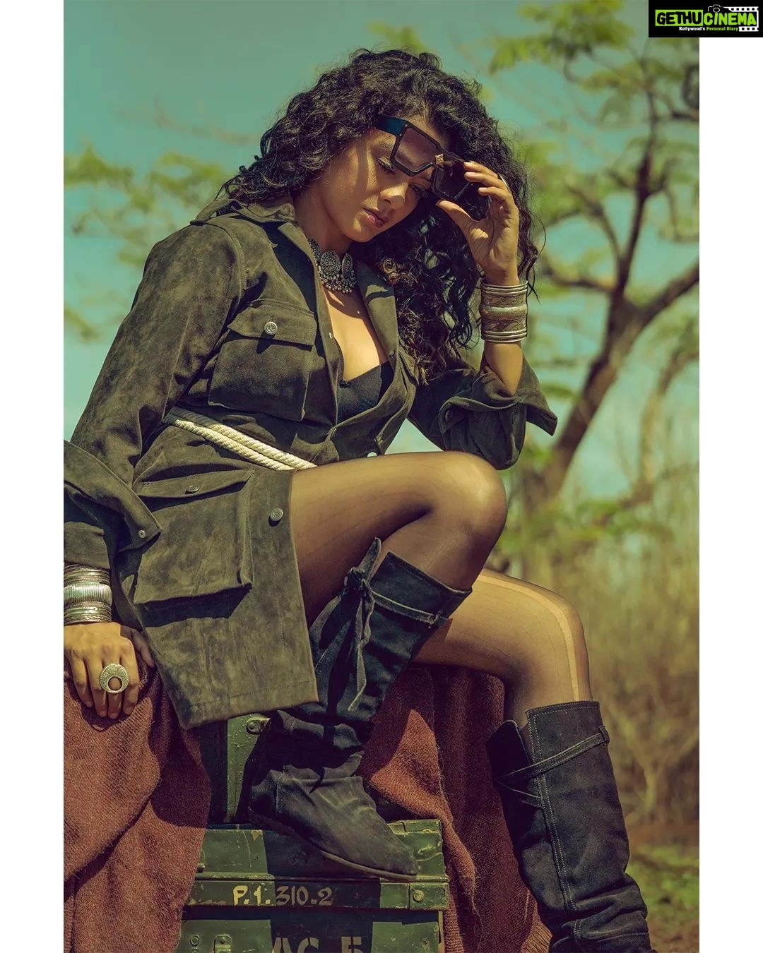 Gayathrie Instagram - NOMANSLAND by @___melwy_j___ Ft. @gayathrieshankar Stills: @linsonantony_ Stylist: @story_of_esther MUA & Hair: @martini_trucco @rehanaps27 Retouch: @sujithnairphotography Camera assistant: @bijoy_kodur_ Special thanks: @mithu_siva_ @slowbharath @leyoazeem @level_2_dreamer @maya_chellakutty #fasionstatement #fasionista #nomansland #gayathrieshankar #art #kaltrevolution