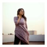 Gayathrie Instagram - Caught a beautiful sunset between #vikram promotions Styled by @bhavyasundar Photo - @ojascreativephotography . . #gayathrieshankar #gayathrie #kollywood