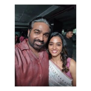 Gayathrie Instagram - 🔪 but first, let me take a selfie! 😛
.
.
When #Sandhanam met #gayathri 
.
.
.
#behindthescenes #vikram #iykyk #killerselfie