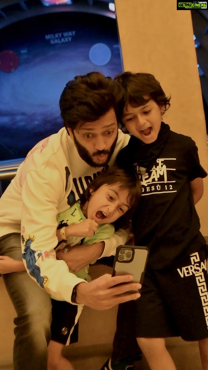 Genelia D'Souza Instagram - I feel Fathers always get the raw deal, Mums are always given more credit than what Dads get.. But my dearest darling father of my kids @riteishd, I want you to know, that I may be Riaan’s, Rahyl’s and Flash’s - Heart but you will always be their - Heartbeat and what’s the use of a heart if it doesn’t beat💚💚💚 Thank you for being the greatest Baba in the world 💚 We 💚 you #HappyFathersDay