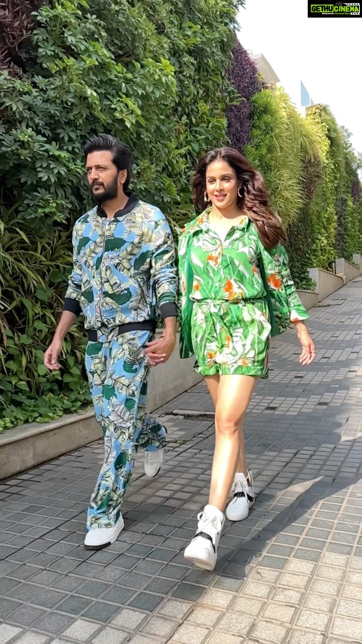 Genelia D'Souza Instagram - Walking the green life - @imaginemeats X @starbucksindia #newveganmenu @riteishd