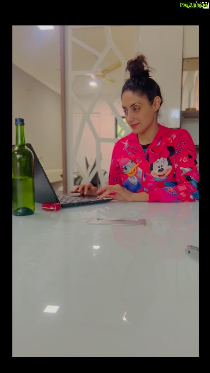 Gurleen Chopra Instagram - 5 FOODS CAUSE ACNE KI TUANU V BAHUT JIADA ACNE HUNDE A ?