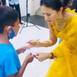 Harshika Poonacha Instagram - Cutest fan 💕💕💕 #sandalwood #queen #chitte #smilingqueen #harshika #harshikapoonacha #inauguration #joyallukas #mgroad #chiefguest #ribbon #cuttıng #lighting #lamp #autograph #cutest #fan #boy Joyallukas