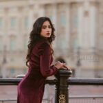 Harshika Poonacha Instagram - When the Queen decides to slay outside the Buckingham palace 🙈🙈🙈💕 xoxo #london #diaries PC : @snabhi MUH : @jaspreetpanesar.artist ( Miss you sweetheart 🥰) Buckingham Palace, London