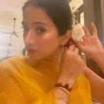Harshika Poonacha Instagram – Kya hai babuji ? what issssss 🥰🥰🥰
#khichdi #hansa #funny #cute #bahu #actor #life #sandalwood #queen #chitte #beauty #beautiful #charming #instagram #reels #harshika #harshikapoonacha #gorgeous #yellow #saree