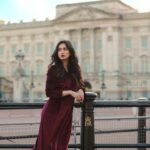Harshika Poonacha Instagram - When the Queen decides to slay outside the Buckingham palace 🙈🙈🙈💕 xoxo #london #diaries PC : @snabhi MUH : @jaspreetpanesar.artist ( Miss you sweetheart 🥰) Buckingham Palace, London