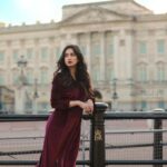 Harshika Poonacha Instagram – When the Queen decides to slay outside the Buckingham palace 🙈🙈🙈💕 xoxo 
#london #diaries 
PC : @snabhi
MUH : @jaspreetpanesar.artist ( Miss you sweetheart 🥰) Buckingham Palace, London