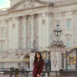 Harshika Poonacha Instagram - When the Queen decides to slay outside the Buckingham palace 🙈🙈🙈💕 xoxo #london #diaries PC : @snabhi MUH : @jaspreetpanesar.artist ( Miss you sweetheart 🥰) Buckingham Palace, London