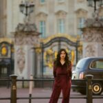 Harshika Poonacha Instagram – When the Queen decides to slay outside the Buckingham palace 🙈🙈🙈💕 xoxo 
#london #diaries 
PC : @snabhi
MUH : @jaspreetpanesar.artist ( Miss you sweetheart 🥰) Buckingham Palace, London