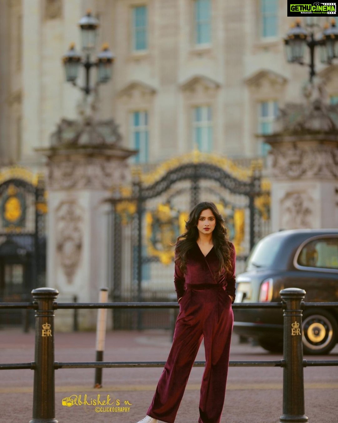 Harshika Poonacha Instagram - When the Queen decides to slay outside the Buckingham palace 🙈🙈🙈💕 xoxo #london #diaries PC : @snabhi MUH : @jaspreetpanesar.artist ( Miss you sweetheart 🥰) Buckingham Palace, London