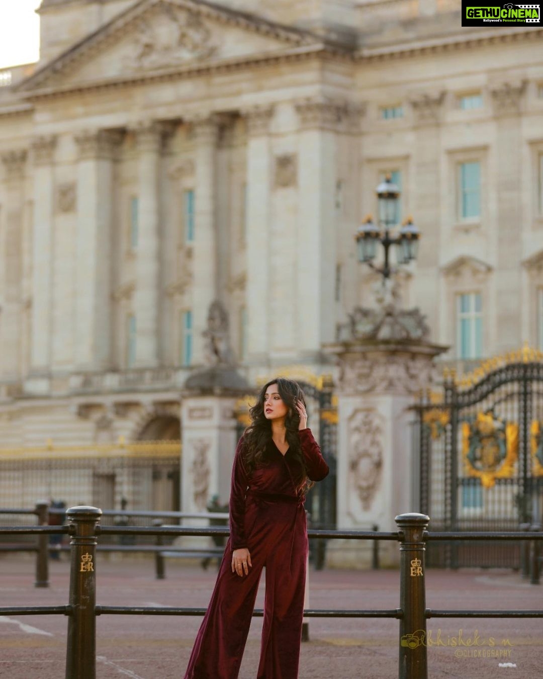 Harshika Poonacha Instagram - When the Queen decides to slay outside the Buckingham palace 🙈🙈🙈💕 xoxo #london #diaries PC : @snabhi MUH : @jaspreetpanesar.artist ( Miss you sweetheart 🥰) Buckingham Palace, London