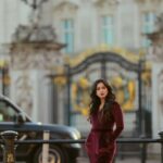 Harshika Poonacha Instagram - When the Queen decides to slay outside the Buckingham palace 🙈🙈🙈💕 xoxo #london #diaries PC : @snabhi MUH : @jaspreetpanesar.artist ( Miss you sweetheart 🥰) Buckingham Palace, London