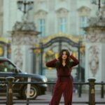 Harshika Poonacha Instagram – When the Queen decides to slay outside the Buckingham palace 🙈🙈🙈💕 xoxo 
#london #diaries 
PC : @snabhi
MUH : @jaspreetpanesar.artist ( Miss you sweetheart 🥰) Buckingham Palace, London