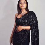 Hebah Patel Instagram - Up! Close! #theblackcoat