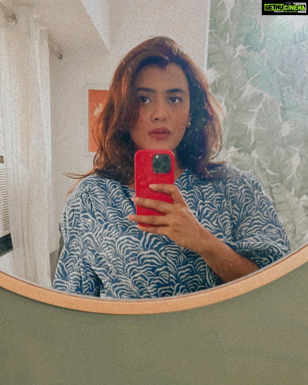Hebah Patel Instagram - Doesn’t fixing hair - fixing life! #lol Mumbai, Maharashtra