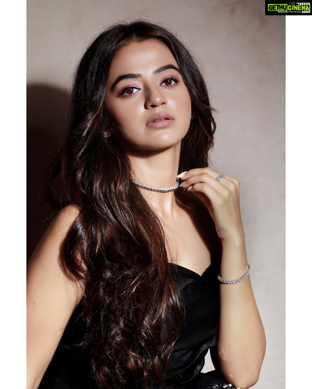 Helly Shah Instagram - Find the light in everything ✨🌟 Outfit @aarushi_av Accessories @aquamarine_jewellery MUA @shine_and_shadow_ Styled by @natashabothra Team @simstyles20 @teamnatashabothra Photography @ajaypatilphotography