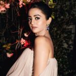 Helly Shah Instagram - #Mondayphotodump 🌟💋 Reminiscing this glam episode that we shared at the L'Oreal Paris 25th Anniversary Dinner Party 🎉❣️😍