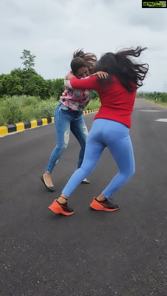 Himaja Instagram - Alai Balai ..Mathamedhaithey endhi..Kulamedhaithey emundhi..@sindhuri_actress @miriyala_ram #rammiriyala #humanity #all #alaibalai #songs #telugusongs #crazyfriends #crazy #funnyreels #funnyvideos