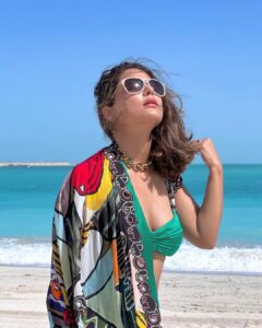 Hina Khan Instagram - Soak up the sun Hon 🏝 . . . . . In @shivanandnarresh Jewel @misho_designs Styled by @sayali_vidya