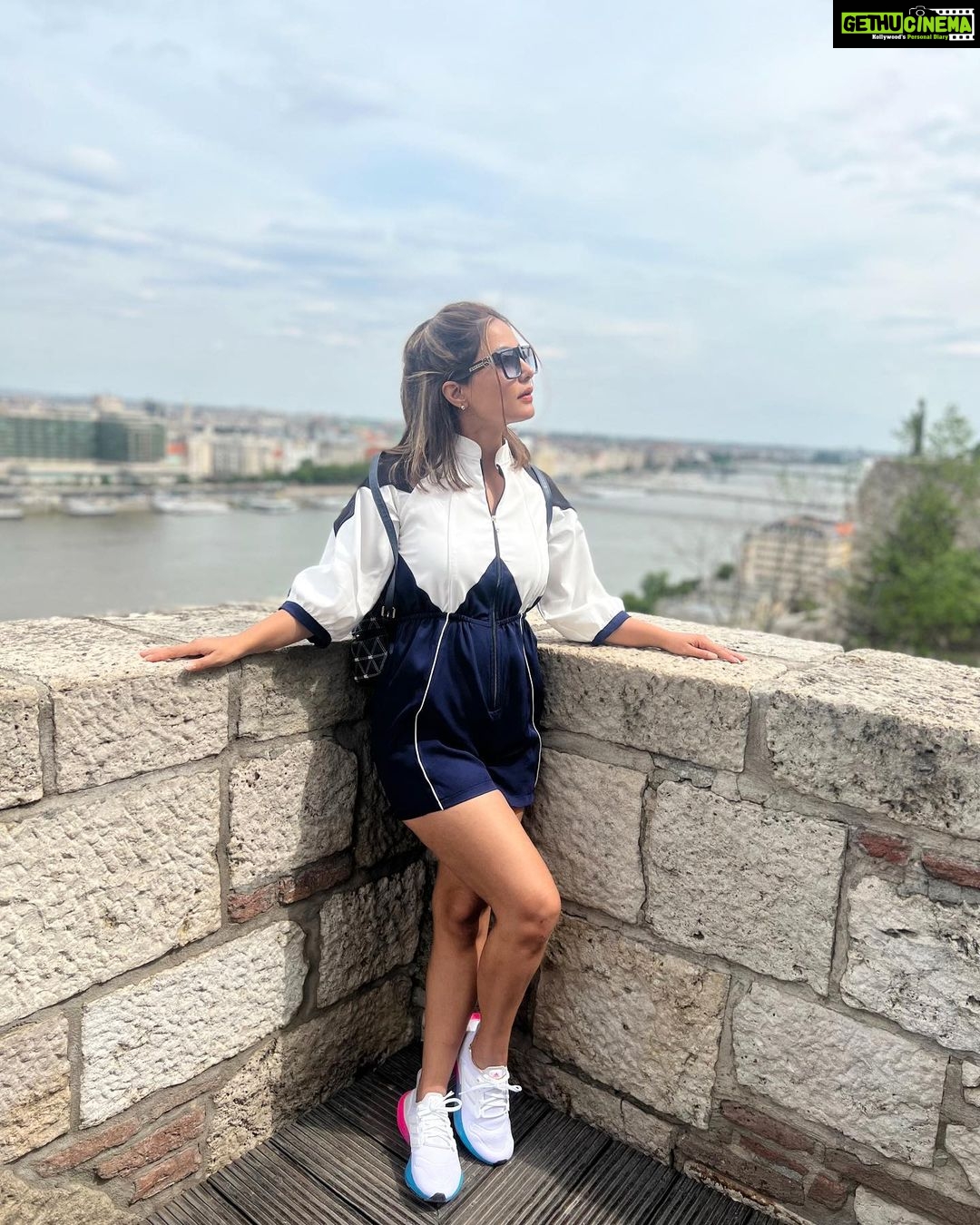 Hina Khan Instagram - Things end but memories last forever.. A day from my trip to Budapest..