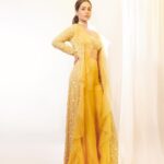 Hina Khan Instagram - 💛 . . Outfit by @ridhimabhasinofficial Jewels by @jet_gems Styled by @sayali_vidya MUAH @sachinmakeupartist1 @saba_hair_makeupartist 📸 @visualaffairs_va