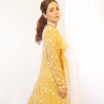 Hina Khan Instagram – 💛
.
.

Outfit by @ridhimabhasinofficial
Jewels by @jet_gems 
Styled by @sayali_vidya 
MUAH @sachinmakeupartist1 @saba_hair_makeupartist 
📸 @visualaffairs_va