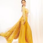 Hina Khan Instagram – 💛
.
.

Outfit by @ridhimabhasinofficial
Jewels by @jet_gems 
Styled by @sayali_vidya 
MUAH @sachinmakeupartist1 @saba_hair_makeupartist 
📸 @visualaffairs_va