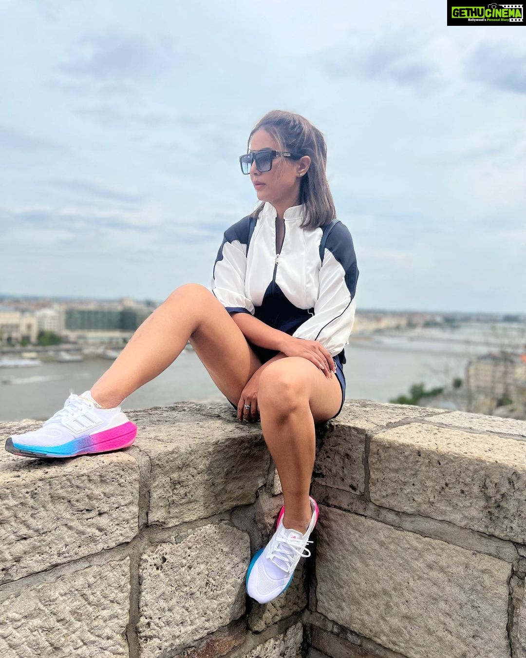 Hina Khan Instagram - Things end but memories last forever.. A day from my trip to Budapest..