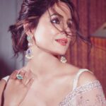 Hina Khan Instagram – To the love of saree..
#TimelessClassic 🌸

Saree by @shyamalbhumika
Jewels by @razwada.jewels
Heels by @eridani.in 
Styled by @sayali_vidya 
MUAH @sachinmakeupartist1 @arbazshaikh6210 
📸 @visualaffairs_va