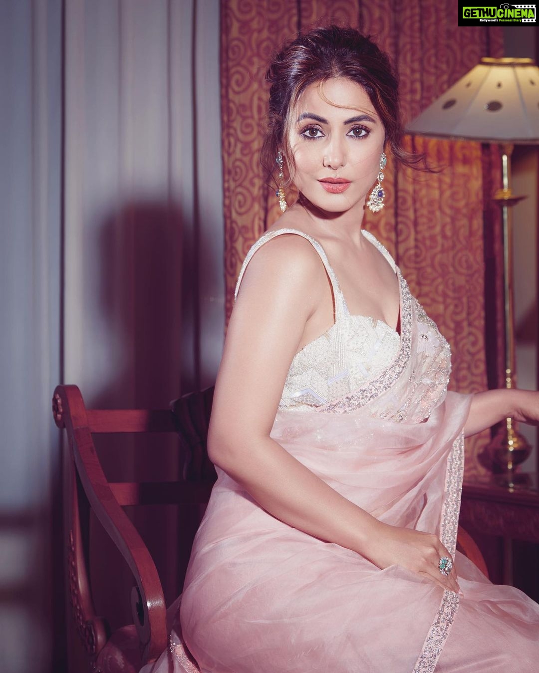 Hina Khan Instagram - To the love of saree.. #TimelessClassic 🌸 Saree by @shyamalbhumika Jewels by @razwada.jewels Heels by @eridani.in Styled by @sayali_vidya MUAH @sachinmakeupartist1 @arbazshaikh6210 📸 @visualaffairs_va