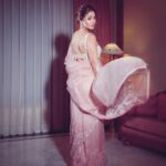 Hina Khan Instagram - To the love of saree.. #TimelessClassic 🌸 Saree by @shyamalbhumika Jewels by @razwada.jewels Heels by @eridani.in Styled by @sayali_vidya MUAH @sachinmakeupartist1 @arbazshaikh6210 📸 @visualaffairs_va