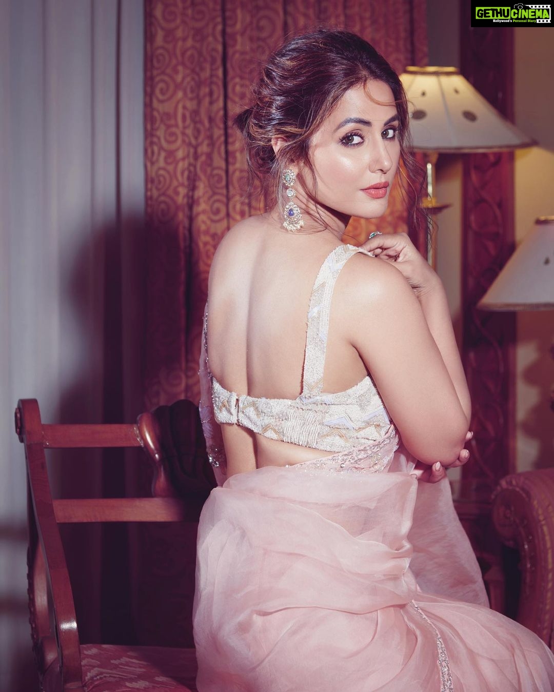 Hina Khan Instagram - To the love of saree.. #TimelessClassic 🌸 Saree by @shyamalbhumika Jewels by @razwada.jewels Heels by @eridani.in Styled by @sayali_vidya MUAH @sachinmakeupartist1 @arbazshaikh6210 📸 @visualaffairs_va