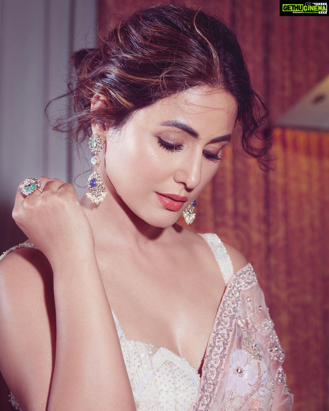 Hina Khan Instagram - To the love of saree.. #TimelessClassic 🌸 Saree by @shyamalbhumika Jewels by @razwada.jewels Heels by @eridani.in Styled by @sayali_vidya MUAH @sachinmakeupartist1 @arbazshaikh6210 📸 @visualaffairs_va