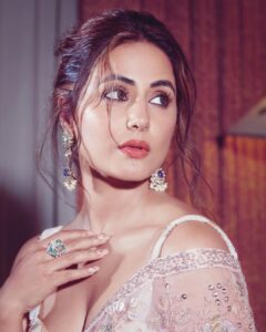Hina Khan Instagram - To the love of saree.. #TimelessClassic 🌸 Saree by @shyamalbhumika Jewels by @razwada.jewels Heels by @eridani.in Styled by @sayali_vidya MUAH @sachinmakeupartist1 @arbazshaikh6210 📸 @visualaffairs_va