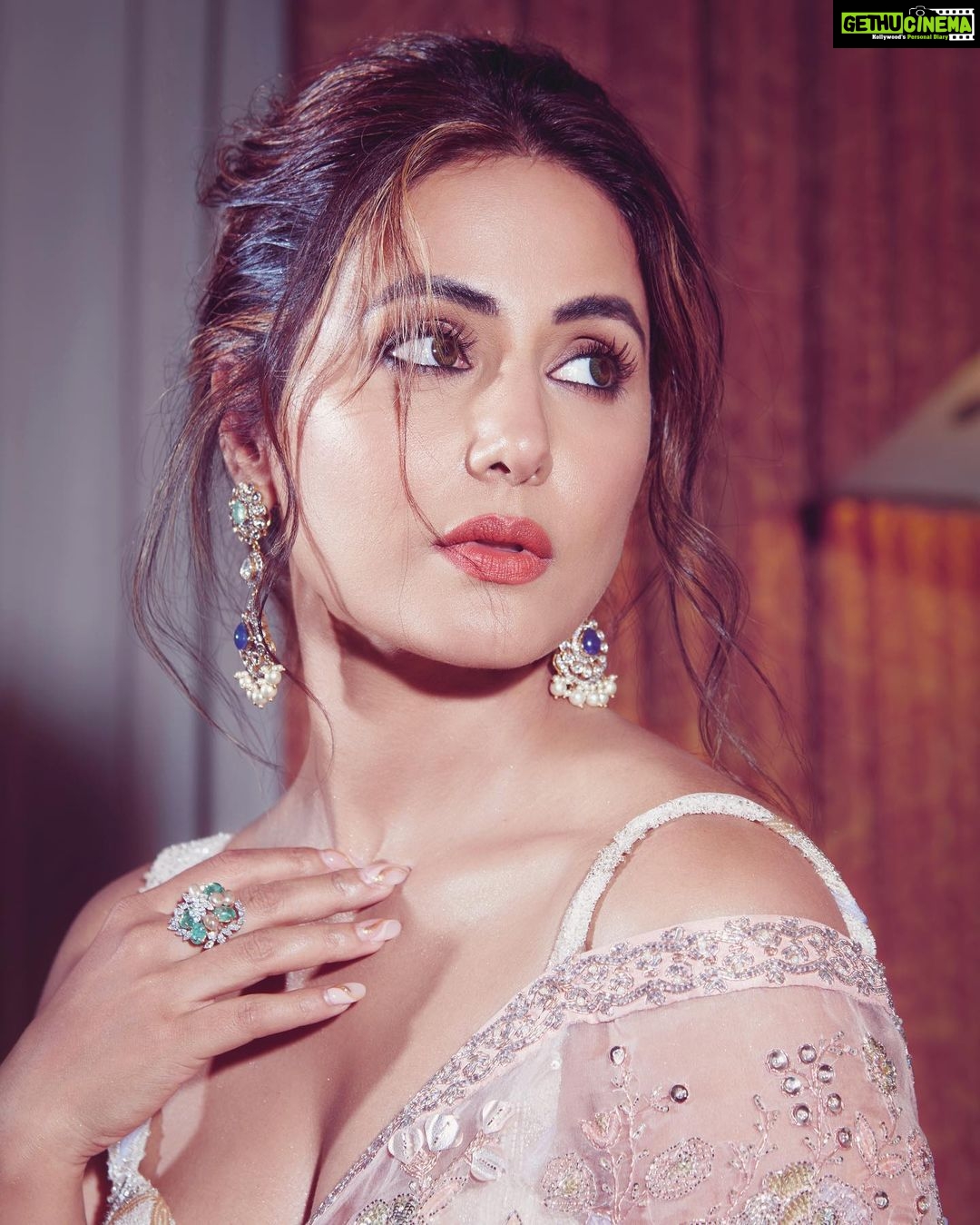 Hina Khan Instagram - To the love of saree.. #TimelessClassic 🌸 Saree by @shyamalbhumika Jewels by @razwada.jewels Heels by @eridani.in Styled by @sayali_vidya MUAH @sachinmakeupartist1 @arbazshaikh6210 📸 @visualaffairs_va