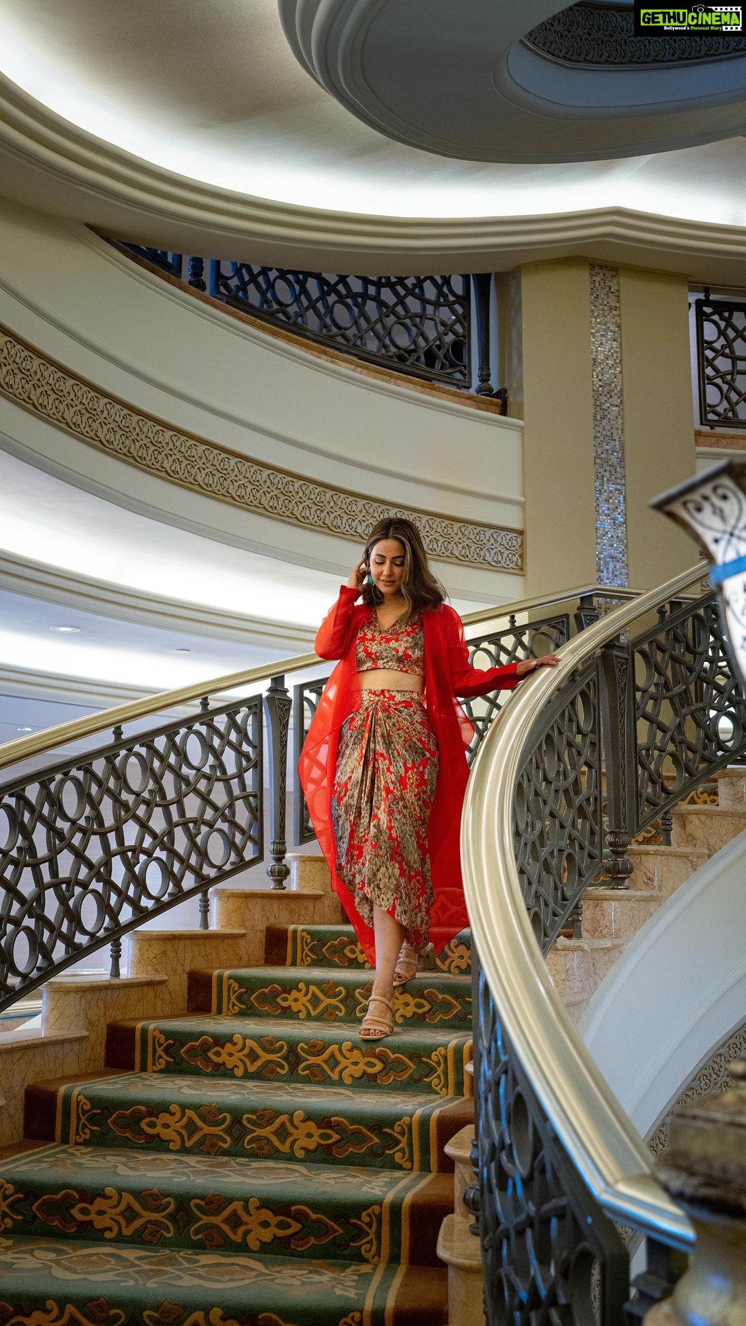 Hina Khan Instagram - Living through the exotic Royalty at Emirates Palace Every corner is attentively made with brilliant artisanship.. @emiratespalace it’s a pleasure to be here.. @visitabudhabi #SummerInAbuDhabi #EmiratesPalace #HKInAbhuDhabi