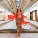 Hina Khan Instagram - Experienced the life of royals at this enchanting @emiratespalace Thank you @visitabudhabi for hosting me and making this trip so welcoming and warm.. @emiratespalace your hospitality precedes you❤️ #HKInAbuDhabi #EmiratesPalace #SummerInAbuDhabi @visitabudhabi . . . . Outfit @reik.studio Jewels @karishma.joolry Footwear @londonrag_in Glam @radiant.salon Emirates Palace