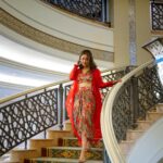 Hina Khan Instagram - Experienced the life of royals at this enchanting @emiratespalace Thank you @visitabudhabi for hosting me and making this trip so welcoming and warm.. @emiratespalace your hospitality precedes you❤️ #HKInAbuDhabi #EmiratesPalace #SummerInAbuDhabi @visitabudhabi . . . . Outfit @reik.studio Jewels @karishma.joolry Footwear @londonrag_in Glam @radiant.salon Emirates Palace