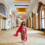 Hina Khan Instagram - Experienced the life of royals at this enchanting @emiratespalace Thank you @visitabudhabi for hosting me and making this trip so welcoming and warm.. @emiratespalace your hospitality precedes you❤️ #HKInAbuDhabi #EmiratesPalace #SummerInAbuDhabi @visitabudhabi . . . . Outfit @reik.studio Jewels @karishma.joolry Footwear @londonrag_in Glam @radiant.salon Emirates Palace