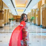 Hina Khan Instagram - Experienced the life of royals at this enchanting @emiratespalace Thank you @visitabudhabi for hosting me and making this trip so welcoming and warm.. @emiratespalace your hospitality precedes you❤️ #HKInAbuDhabi #EmiratesPalace #SummerInAbuDhabi @visitabudhabi . . . . Outfit @reik.studio Jewels @karishma.joolry Footwear @londonrag_in Glam @radiant.salon Emirates Palace