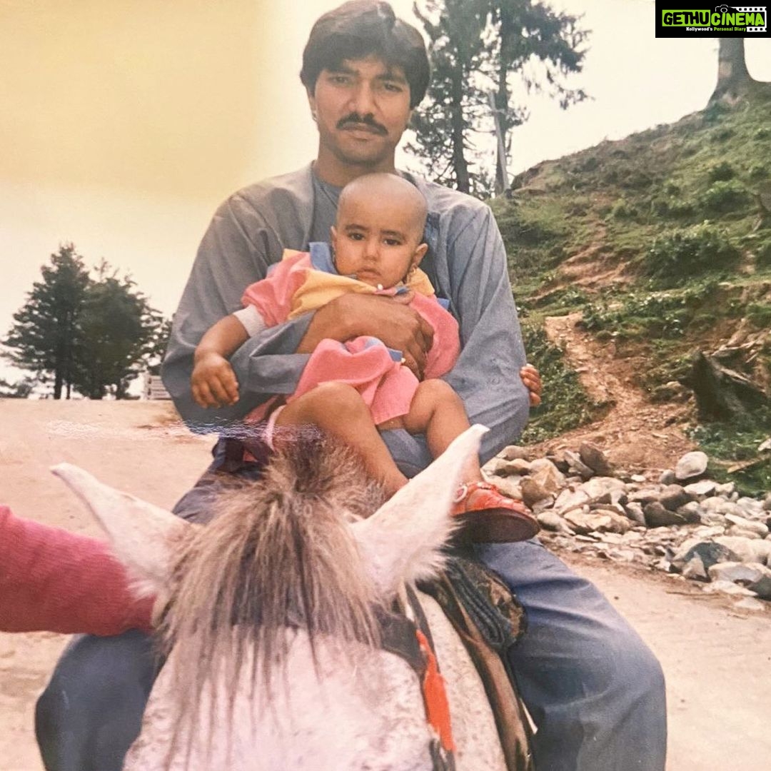 Hina Khan Instagram - Always always always your girl ๐ง Aur kya likhun.. canโt express ๐ I feel you in everything..I Miss you in everything.. #FathersDay #DaddysStrongGirl #MyGuidingLight