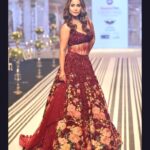 Hina Khan Instagram – The love, the energy, the crowd and the vibe..Oh My God, I can still hear you guys cheering for me..You all were Rockstars..Your love for me is immeasurable.. What a spectacular show.. Thank you Ahmedabad for making this walk so memorable.. 
@timesfashionweek for @asopalav , thank you guys for having me.. 
Your new bridal collection is simply Fab.. Best Wishes and love ❤️ 
#AhmedabadTimesFashionWeek #showstopper