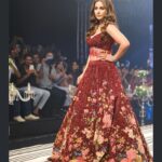 Hina Khan Instagram - The love, the energy, the crowd and the vibe..Oh My God, I can still hear you guys cheering for me..You all were Rockstars..Your love for me is immeasurable.. What a spectacular show.. Thank you Ahmedabad for making this walk so memorable.. @timesfashionweek for @asopalav , thank you guys for having me.. Your new bridal collection is simply Fab.. Best Wishes and love ❤️ #AhmedabadTimesFashionWeek #showstopper