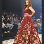 Hina Khan Instagram – The love, the energy, the crowd and the vibe..Oh My God, I can still hear you guys cheering for me..You all were Rockstars..Your love for me is immeasurable.. What a spectacular show.. Thank you Ahmedabad for making this walk so memorable.. 
@timesfashionweek for @asopalav , thank you guys for having me.. 
Your new bridal collection is simply Fab.. Best Wishes and love ❤️ 
#AhmedabadTimesFashionWeek #showstopper